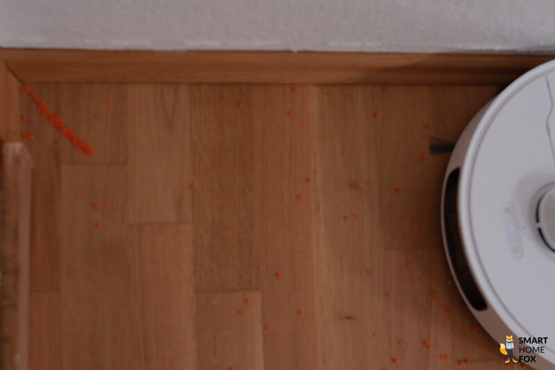 Der Dreame L10s Pro Ultra Heat ist kurz davor in einer Ecke zu reinigen.